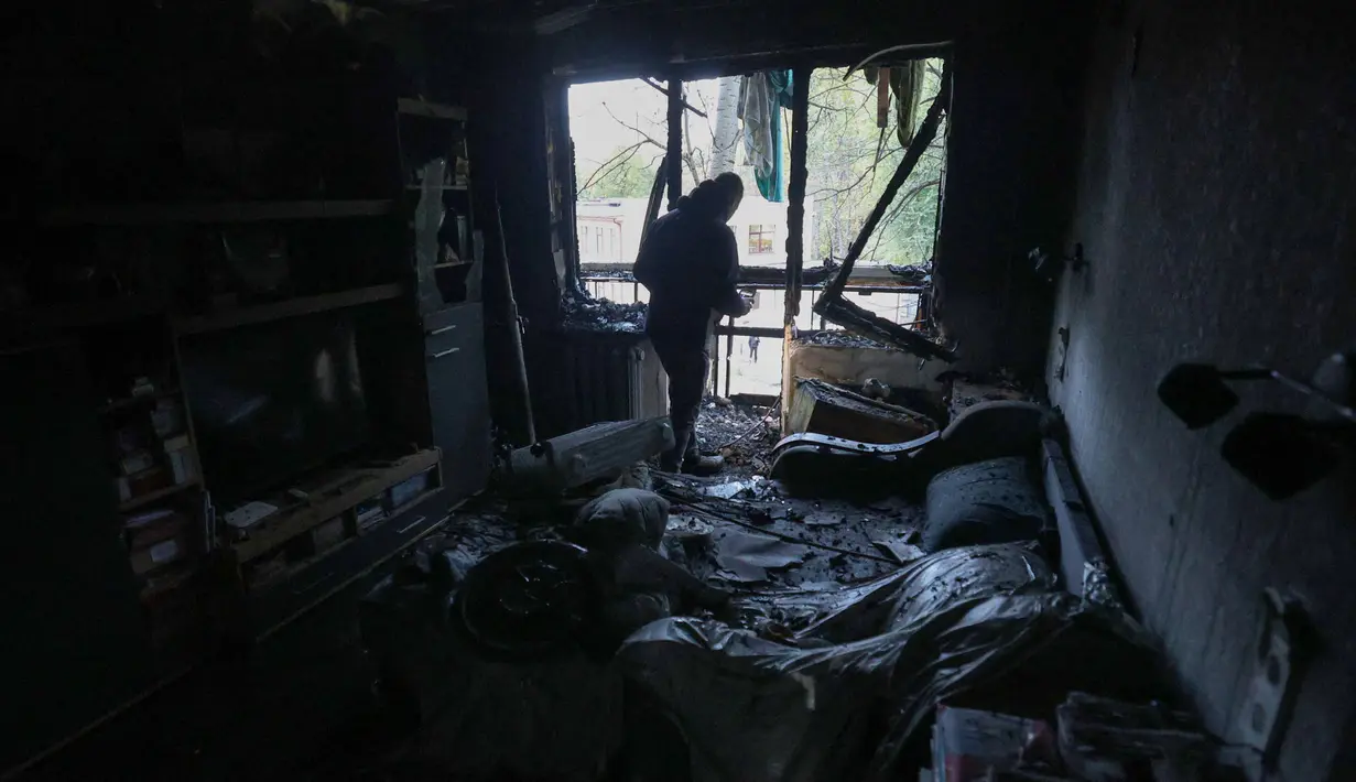 Kondisi sebuah apartemen yang terbakar setelah serangan pesawat tak berawak di Kyiv, pada 30 Oktober 2024. (Anatolii STEPANOV/AFP)