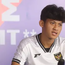 Pemain Timnas U-17 Mierza Firjatullah, menjawab pertanyaan dalam diskusi sekaligus jumpa pers perkenalan Mizone COCOBOOST di Jakarta, Rabu (30/4/2025). (Bola.com/M Iqbal Ichsan)