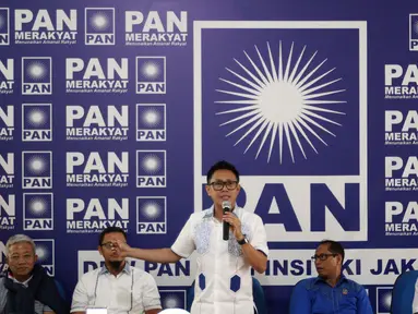 Ketua Dewan Pimpinan Wilayah (DPW) Partai Amanat Nasional (PAN) Provinsi DKI Jakarta Eko Hendro Purnomo atau Eko Patrio (tengah) memberi pengarahan saat konsolidasi bakal calon anggota legislatif di Jakarta, Sabtu (24/3). (Liputan6.com/JohanTallo)