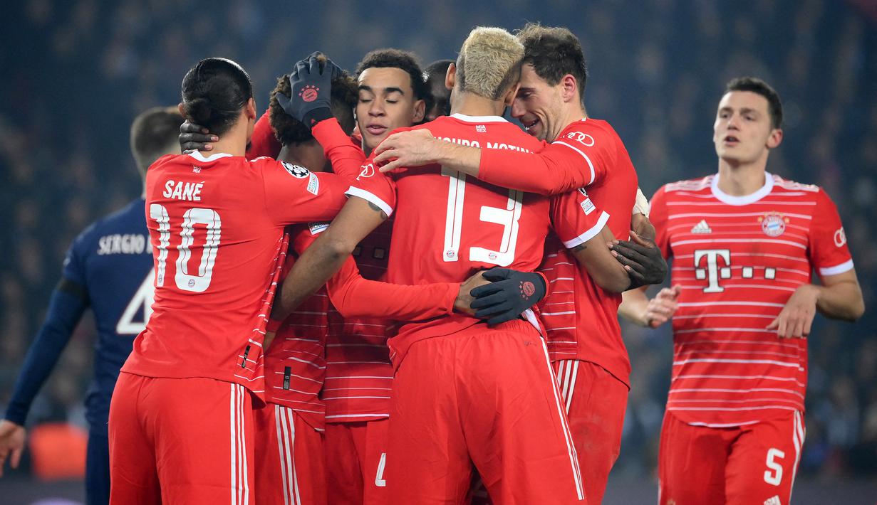 Para pemain Bayern Munchen merayakan gol ke gawang PSG yang dicetak Kingsley Coman dalam laga leg pertama babak 16 besar Liga Champions 2022/2023 di Parc des Princes Stadium, Paris (14/2/2023). Bayern Munchen pun mampu mempertahankan keunggulannya atas PSG hingga laga usai. (AFP/Franck Fife)