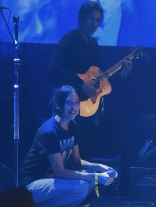 Wajahnya pun dipoles natural dengan gaya rambut ikat belakang messy yang disisakan poni panjang belah tengahnya. (@anyageraldine)