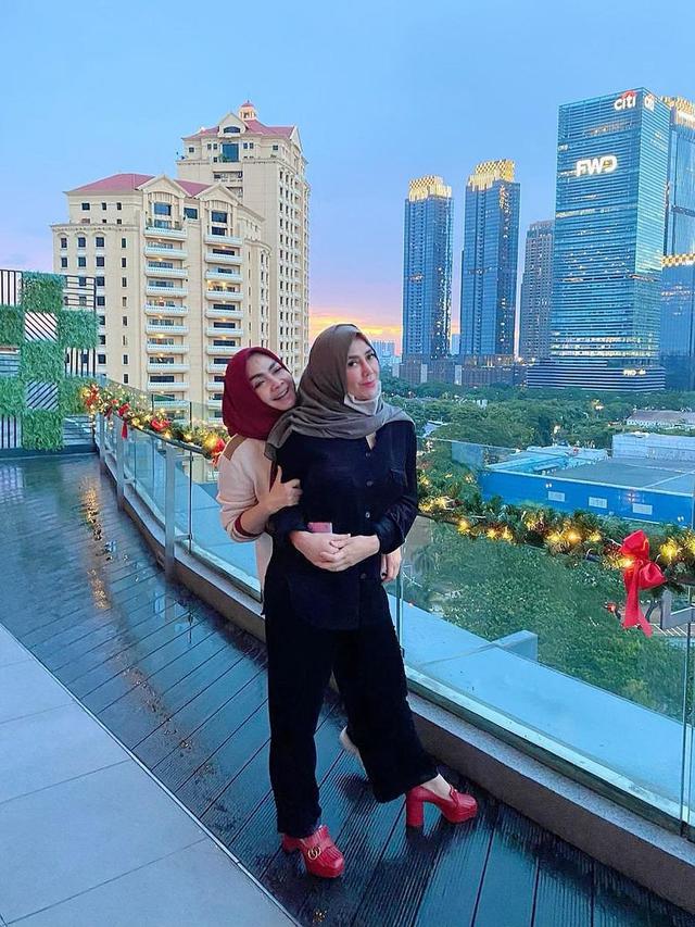 8 Potret Kebersamaan Rieta Amilia dan Amy Qanita, Disebut Besan Goals