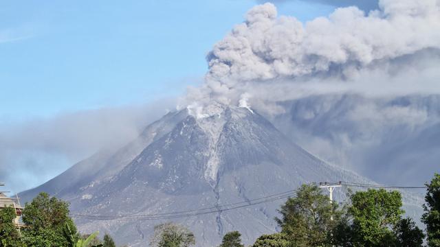 Minggu Pagi, Gunung Sinabung Erupsi Lagi
