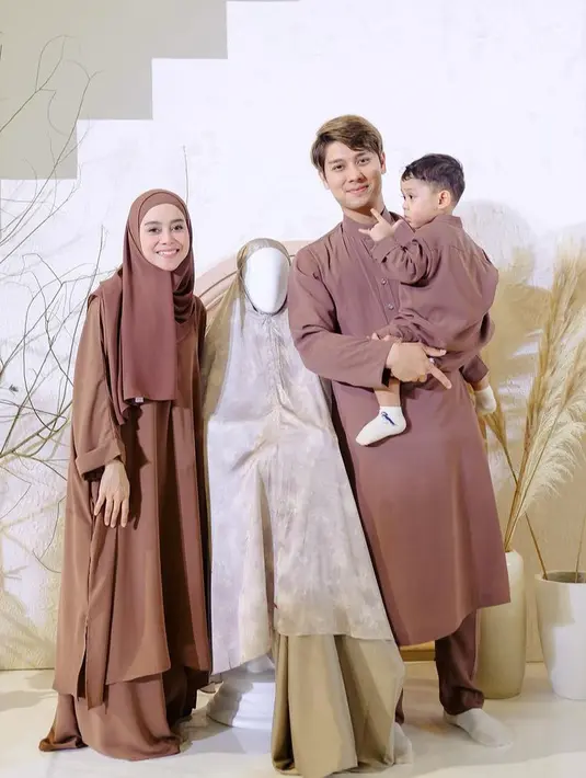 Lesti Kejora tampil dengan busana earth tone dari atasan tunik panjang dipadukan celana panjang flarenya, lengkap dengan kerudung instan. [@lozyhijab]
