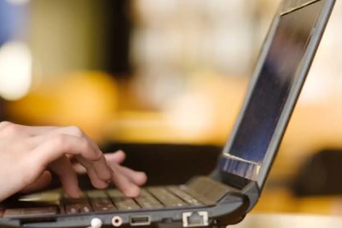Ilustrasi menggunakan laptop.