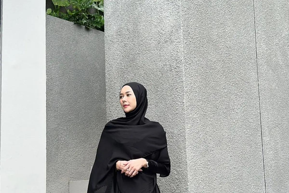 Aura Kasih Tampil Berhijab