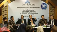 Direktur Utama PT Asuransi Jiwa Bumiputera Wiroyo Karsono (tengah), bersama Ketua Koordinator Pengelola Statuta (PS) Didi Achdijat saat menghadiri preskon grand launching PT. Asuransi Jiwa Bumiputera di Jakarta, Minggu (12/2). (Liputan6.com/Faizal Fanani)