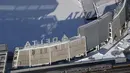 Kondisi stadion Yankee yang memutih akibat diselimuti salju di  Bronx Borough, New York City, Amerika Serikat,  (5/1). Cuaca ekstrem dan terpaan Topan Bom membuat wilayah AS diselimuti salju cukup tebal. (John Moore/AFP)