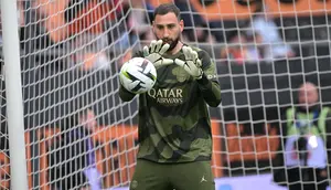 Gianluigi Donnarumma dikaitkan dengan Manchester City belakangan ini. Kiper PSG itu kabarnya menjadi target Manchester City untuk menggantikan Ederson. Donnarumma sekarang dianggap sebagai salah satu kiper terbaik di dunia. (DAMIEN MEYER / AFP)