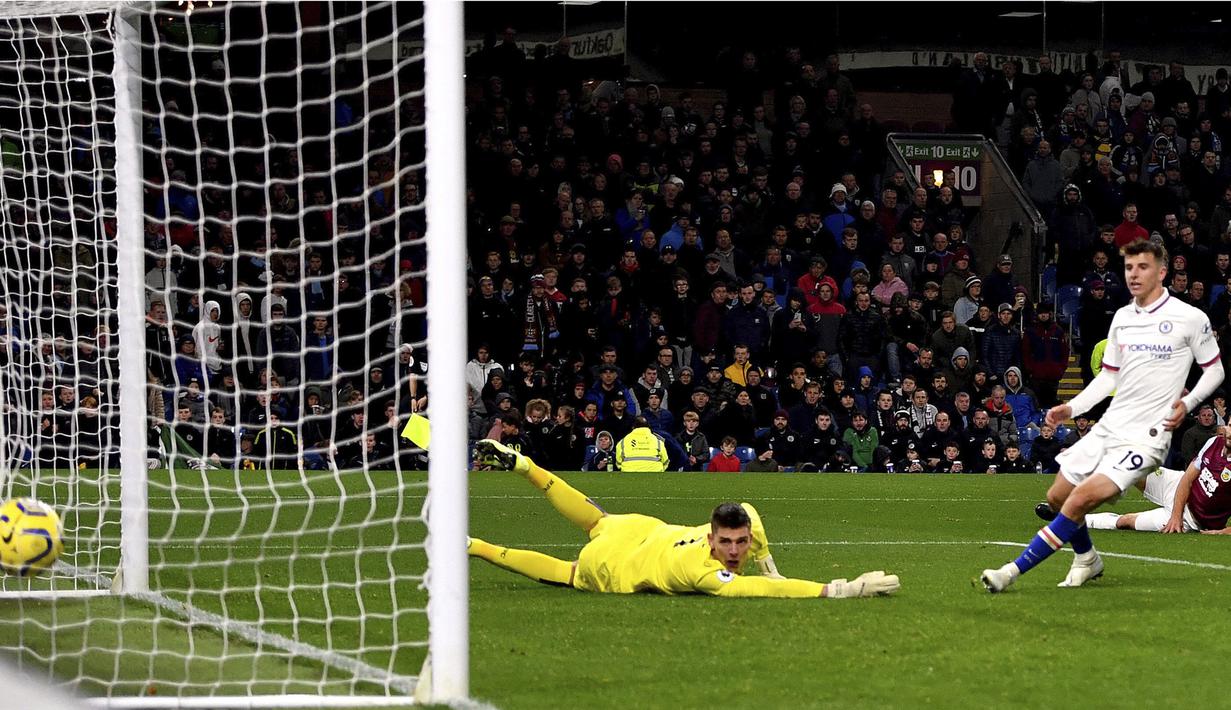 Gelandang Chelsea, Christian Pulisic, mencetak gol ke gawang Burnley pada laga Premier League di Stadion Turf Moor, Burnley, Sabtu (26/10). Burnley kalah 2-4 dari Chelsea. (AP/Anthony Devlin)