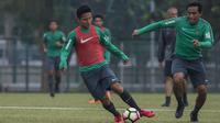 Pemain Timnas Indonesia, Syahrian Abimanyu menghindari kejaran Bima Sakti saat latihan di Lapangan ABC Senayan, Jakarta, Sabtu (17/3/2018). Latihan ini merupakan persiapan jelang laga uji coba melawan Singapura. (Bola.com/Vitalis Yogi Trisna)