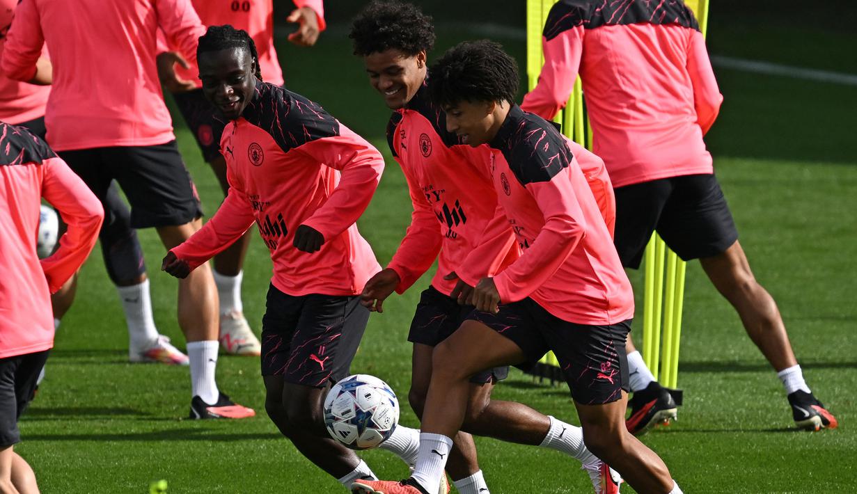 Tiga pemain Manchester City (dari kiri) Jeremy Doku, Oscar Bobb dan Rico Lewis mengikuti sesi latihan timnya di Manchester City Training Ground, Manchester (18/9/2023) waktu setempat, jelang menghadapi Red Star Belgrade pada matchday pertama Grup G Liga Champions 2023/2024 di Etihad Stadium, Rabu (20/9/2023) dini hari WIB. (AFP/Paul Ellis)