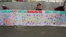 Warga membentangkan spanduk bekas Cap tangan anak-anak Indonesia, di Kawasan Car Free Day, Jakarta (24/9). Spanduk sepanjang satu kilometer tersebut untuk menunjukkan dukungan kepada Etnis minoritas Rohingya di Myanmar. (Liputan6.com/Johan Tallo)