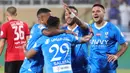 Pemain Al Hilal, Neymar (kedua kanan) melakukan selebrasi setelah Salem al-Dawsari mencetak gol kelima timnya ke gawang Al Riyadh pada laga lanjutan Liga Arab Saudi di Prince Faisal Bin Fahd Stadium, Riyadh, 16 September 2023 dini hari WIB. Al Hilal menang dengan skor 6-1. (AFP/Fayez Nureldine)