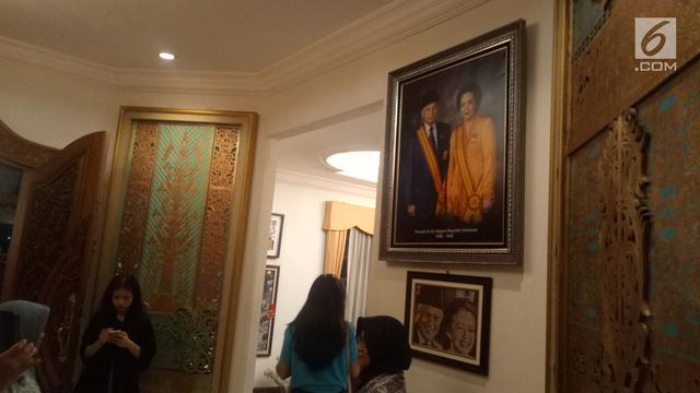 Mengintip Koleksi Lukisan dan Foto BJ Habibie di Rumah Duka