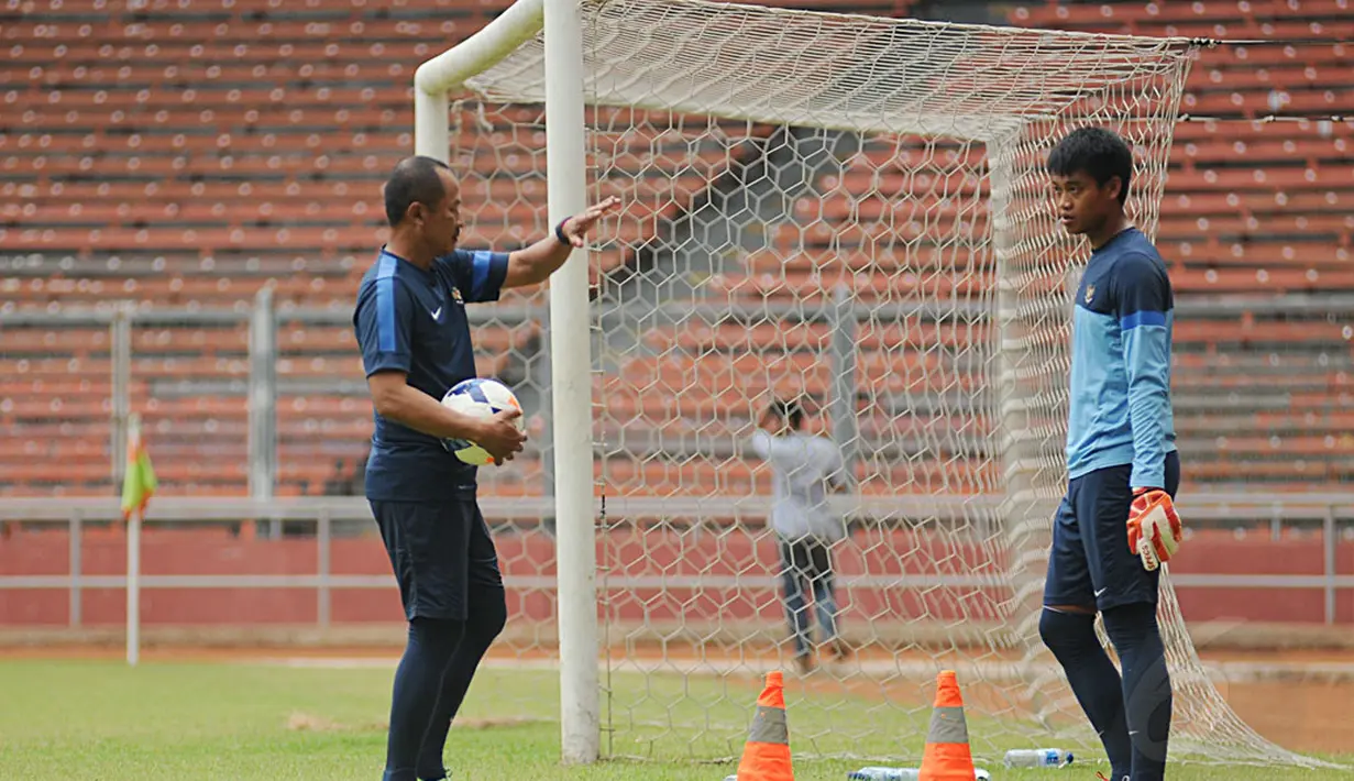 Pelatih kiper, Edi Harto memberi arahan pada penjaga gawang Timnas Senior Indonesia, Kurnia Meiga saat latihan jelang laga persahabatan melawan Timor Leste di Stadion GBK Jakarta, Senin (10/11/2014). (Liputan6.com/Helmi Fithriansyah)