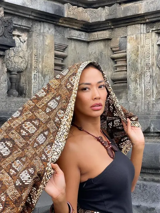 Shanty pun mengunggah beberapa potretnya di Candi Prambanan yang perlihatkan pesona eksotisnya [@shantyofficial]