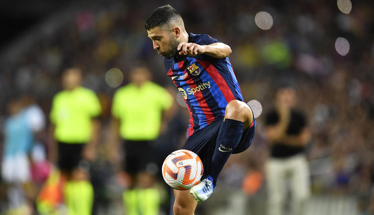 Jordi Alba. Bek kiri Spanyol berusia 33 tahun yang kini memasuki musim ke-11 bersama Barcelona sejak didatangkan dari Valencia pada awal musim 2012/2013 ini total telah tampil dalam 83 laga di Liga Champions berama dua klub, Valencia dan Barcelona. Dari 83 laga tersebut, ia mampu mencetak 3 gol dan 13 assist serta sukses merebut 1 trofi Liga Champions bersama Barcelona pada musim 2014/2015. (AFP/Pau Barrena)