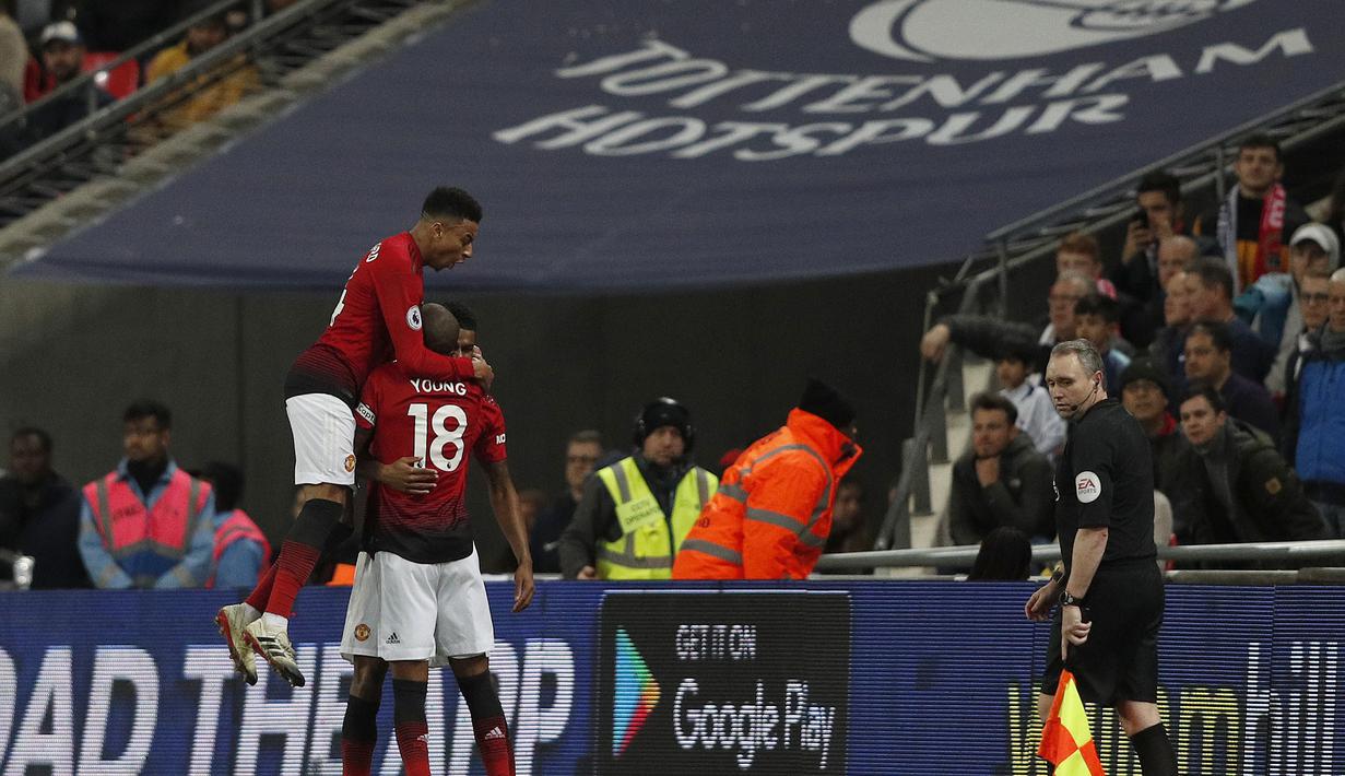 Selebrasi yang dilakukan pemain Man United pada laga lanjutan Premier League yang berlangsung di stadion Wembley, Inggris, Minggu (13/1). Man United menang atas Tottenham Hotspur 1-0. (AFP/Adrian Dennis)