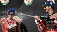 Pembalap Ducati, Francesco Bagnaia (kanan), harus puas meraih podium ketiga pada sprint race dan main race MotoGP Thailand 2025 di Sirkuit Buriram, Sabtu (1/3/2025) dan Minggu (2/3/2025). (AFP/Lillian SUWANRUMPHA)