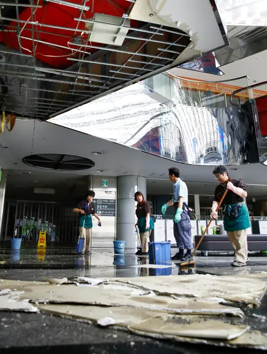 Pekerja membersihkan puing-puing di terminal domestik Bandara New Chitose setelah gempa bumi di Chitose, Hokkaido, Jepang utara, Kamis, (6/9). Gempa magnitudo 6,7 yang mengguncang Hokkaido kemudian memicu tanah longsor. (Hiroki Yamauchi/Kyodo News via AP)