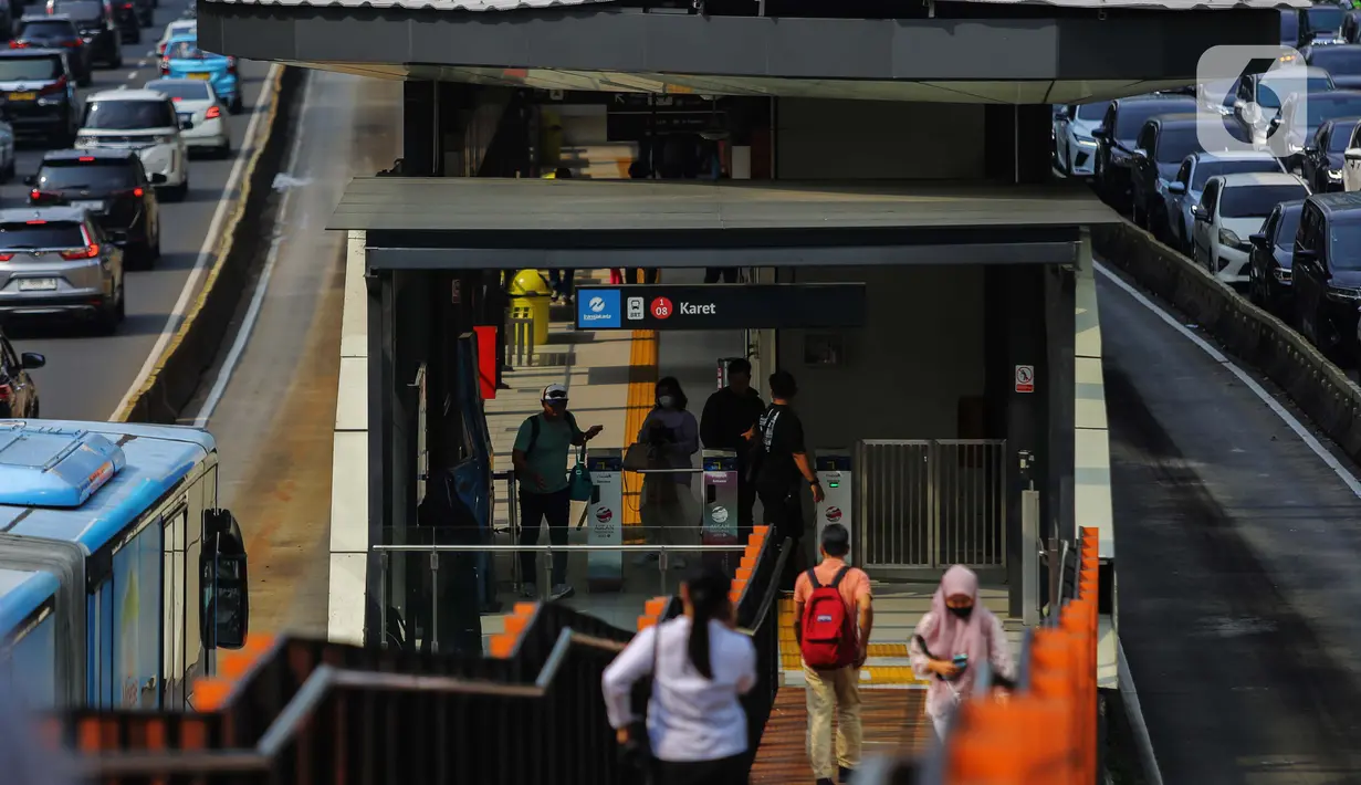 Di sisi lain, operasional Transjakarta yang bersinggungan lokasi HUT ke-79 TNI akan berlaku normal. Namun, akan disesuaikan dengan pengaturan lalu lintas pada saat kegiatan tersebut berlangsung. (Liputan6.com/Angga Yuniar)