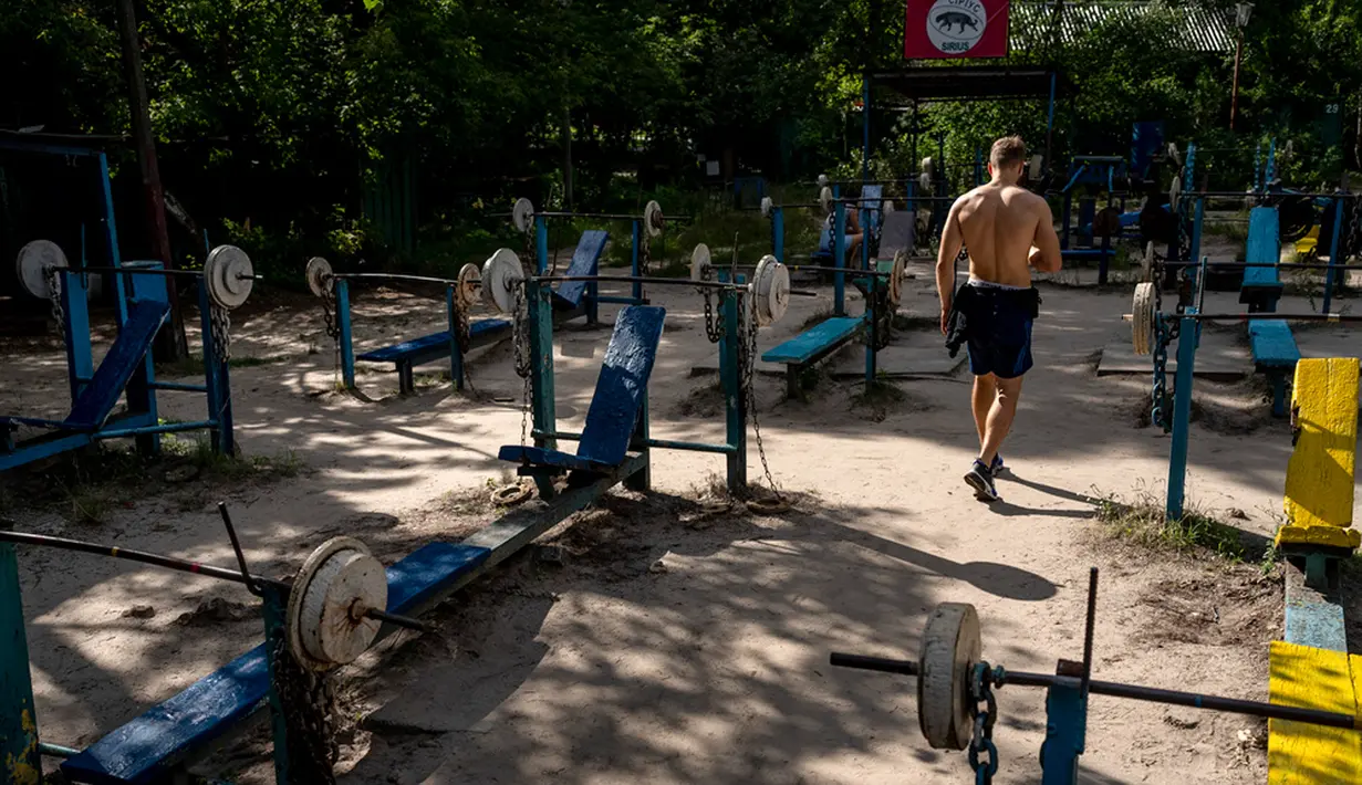 Berada di tepi danau, Gym Kachalka memberikan sensasi yang berbeda. Kamu berlatih dengan pasir putih sebagai alasnya. (AP Photo/Jae C. Hong)