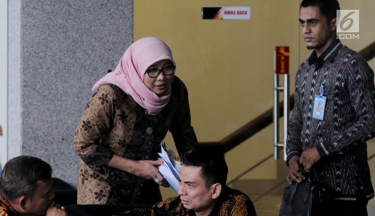 Direktur Jenderal Pemasyarakatan (Dirjen Pas) Sri Puguh Budi Utami (kerudung) berada di ruang tunggu gedung KPK sebelum pemeriksaan, Jakarta, Jumat (24/8). Sri diperiksa dalam kasus dugaan suap yang terjadi di Lapas Sukamiskin. (Merdeka.com/Dwi Narwoko)