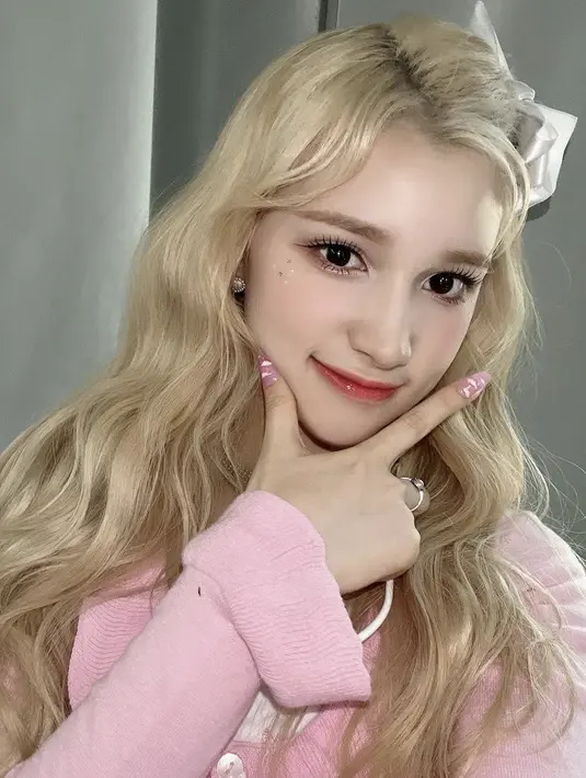 Mengenakan riasan wajah yang flawless justru membuatnya tampak bak Barbie. Riasan mata dengan bulu mata lentiknya ditonjolkan dalam penampialnya tersebut. (@kep1er.world)