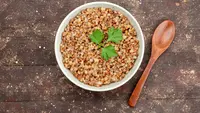 Buckwheat merupakan biji-bijian bebas gluten yang dikenal sebagai sumber protein legkap sekaligus kaya serat. [Dok/freepik.com/KamranAydinov]