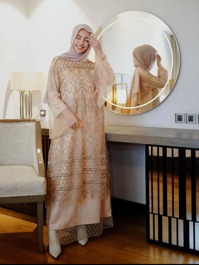 7 Model Baju Brokat Kombinasi Satin Terbaru yang Elegan untuk Hari Raya, Aghnia Punjabi-Ashanty