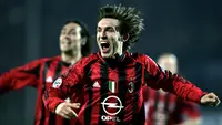 Andrea Pirlo. Gelandang berusia 42 tahun yang pensiun di New York City pada Januari 2018 ini pernah 3 musim memperkuat Inter Milan mulai 1998/1999 hingga 2000/2001. Pada awal musim 2001/2002 ia hijrah ke AC Milan dan bertahan selama 10 musim hingga 2010/2011. (AFP/Filippo Monteforte)