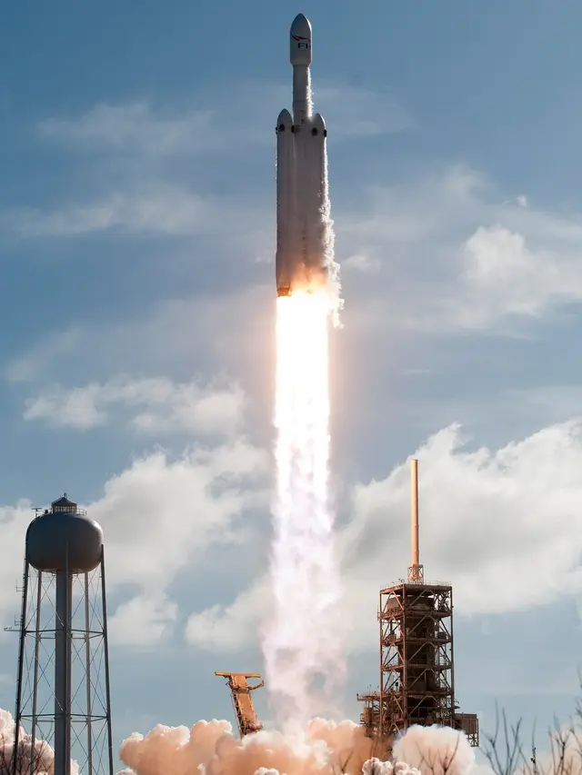 Roket Terkuat di Dunia Milik SpaceX Melesat Menuju Orbit Planet Mars