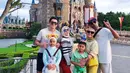 Tampil dengan busan kasual, penampilan Syahrini tetap terlihat menawan saat jalani liburannya di Disneyland Tokyo, Jepang. Seru menikmati momen kebersamaannya dengan keluarga, ia tampil menggemaskan saat memakai bando telinga. (Liputan6.com/IG/@princessyahrini)