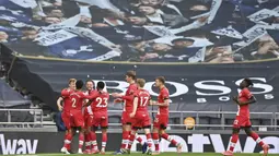 Para pemain Southampton merayakan gol yang dicetak oleh Danny Ings ke gawang Tottenham Hotspur pada laga Liga Inggris di London, Rabu (21/4/2021). Tottenham menang dengan skor 2-1. (Justin Setterfield/Pool via AP)