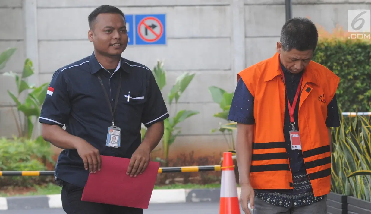Mantan Kalapas Sukamiskin, Wahid Husen tiba di gedung KPK, Jakarta, Kamis (22/11). Wahid diperiksa terkait menerima hadiah sebagai imbalan pemberian fasilitas mewah napi kasus korupsi di lapas Sukamiskin. (Merdeka.com/Dwi Narwoko)