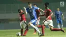 Dua pemain Indonesia U-23 mencoba menahan pergerakan pemain Uzbekistan pada laga PSSI Anniversary 2018 di Stadion Pakansari, Kab Bogor, Kamis (3/5). Babak pertama berakhir imbang 0-0. (Liputan6.com/Helmi Fithriansyah)