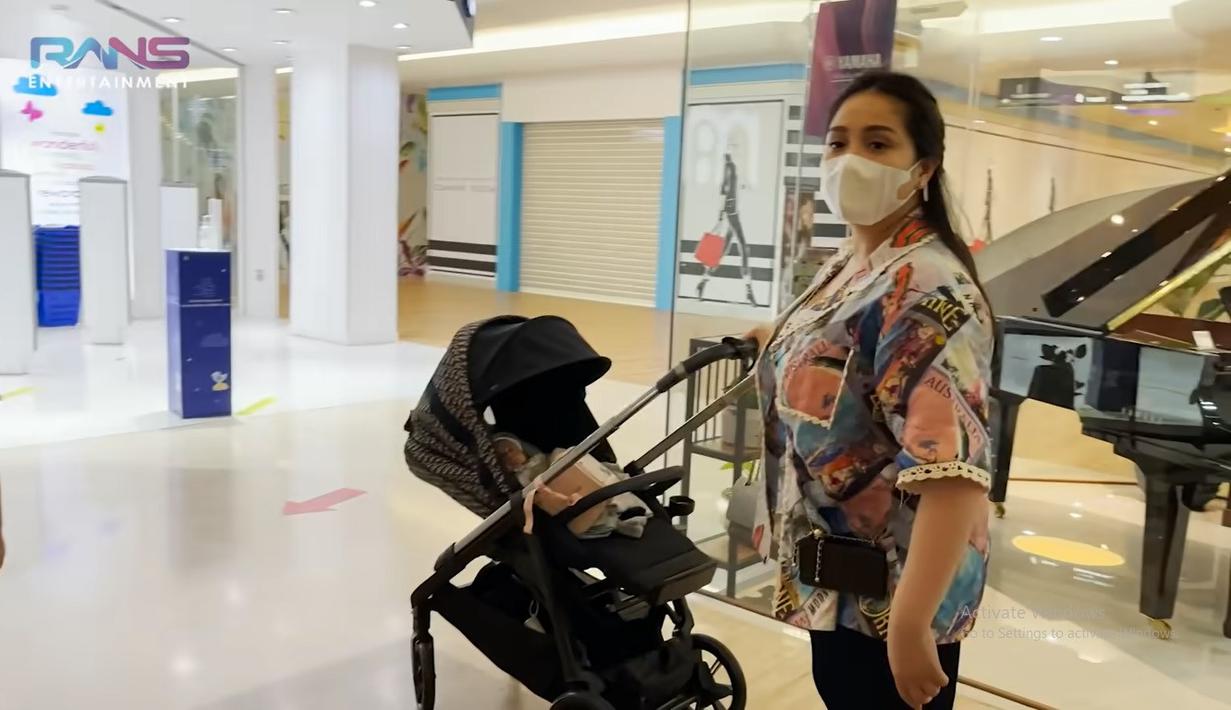 Nagita Slavina kembali membuat geger jagat internet, pasalnya baru saja ia perdana membawa anak keduanya dengan Raffi Ahmad, Rayyanza ke mall. Foto: Youtube.