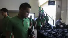Pemain Timnas Indonesia, Andritany Ardhiyasa, melihat koper saat berada di Hotel Grand Zuri, Jawa Barat, Selasa (6/11). Timnas Indonesia akan berangkat ke Singapura untuk berlaga pada Piala AFF 2018. (Bola.com/Vitalis Yogi Trisna)