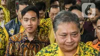 Gibran yang tiba di Kantor DPP Partai Golkar Jakarta Barat tampak mengenakan kemeja batik. (Liputan6.com/Angga Yuniar)