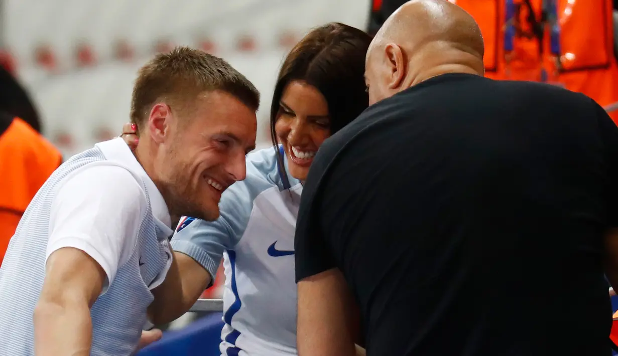 Penyerang Inggris, Jamie Vardy dihibur sang istri, Ribka Vardy, usai laga babak 16 besar Piala Eropa 2016 antara Inggris vs Islandia, di Stade de Nice, Selasa (28/6) dinihari. Inggris menyerah 1-2 dari Islandia. (REUTERS/Kai Pfaffenbach Livepic)