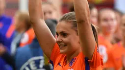 Lieke Martens mengangkat trofi pemain terbaik di kompetisi tersebut usai mengalahkan Denmark di final UEFA Women's Euro 2017 di Stadion Fc Twente di Enschede (7/8). Pesepak bola 24 tahun ini merupakan pemain Barcelona. (AFP Photo/Daniel Mihailescu) 