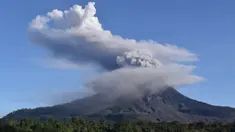Gunung Sinabung mengeluarkan erupsi asap tebal ke udara di Karo, Sumatera Utara, Minggu, (23/8/2020). Untuk kesekian kalinnya Gunung Sinabung kembali erupsi dengan menyemburkan abu vulkanis ke udara hingga radius 2 kilometer. (ANTO SEMBIRING / AFP)