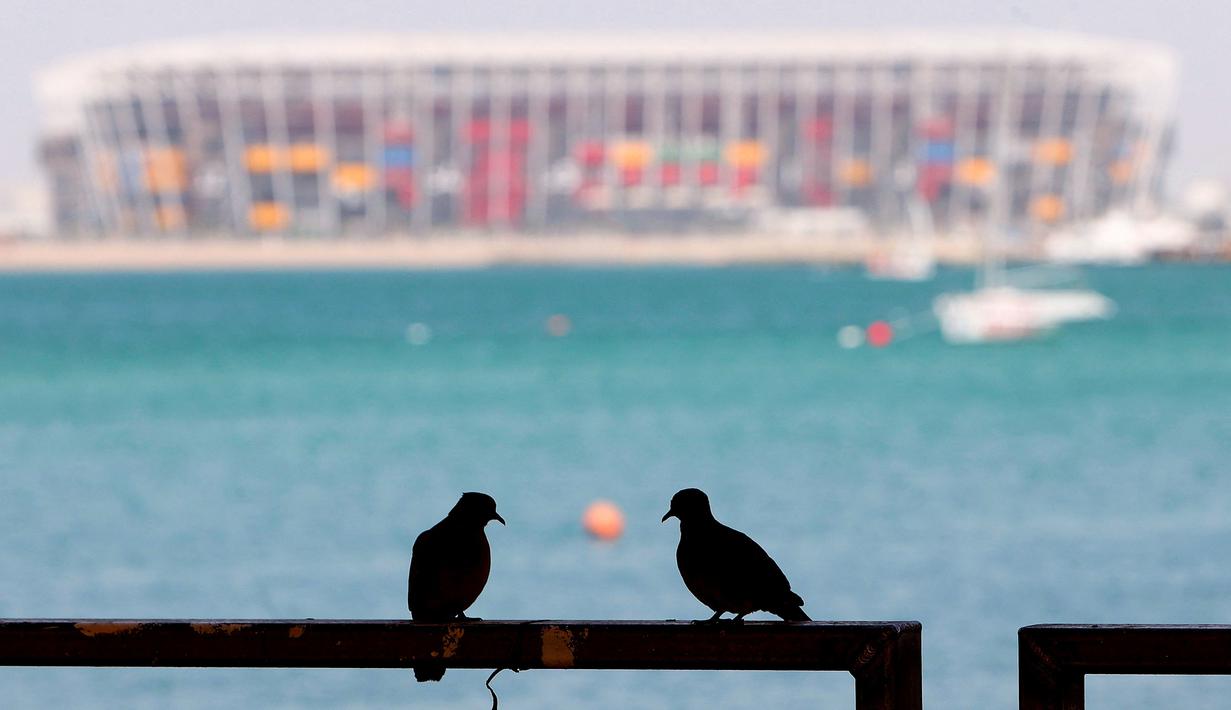 Bisa dibilang 974 Stadium merupakan salah satu stadion paling unik dan inovatif di dunia lantaran dibangun dari kontainer pengiriman barang. (AFP/Karim Jaafar)