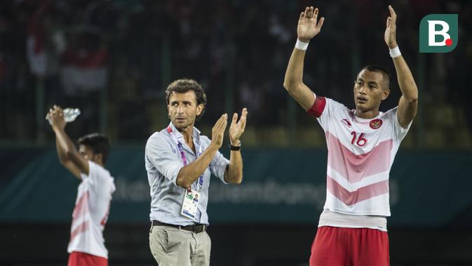 Pelatih Indonesia, Luis Milla, usai pertandingan melawan Laos pada laga Asian Games di Stadion Patriot, Jawa Barat, Jumat (17/8/2018). Indonesia menang 3-0 atas Laos. (Bola.com/Vitalis Yogi Trisna)