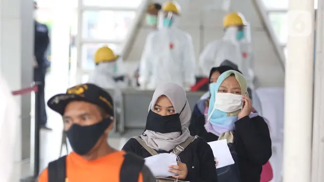 FOTO: 350 Penumpang KRL Jalani Tes Swab di Stasiun Bogor