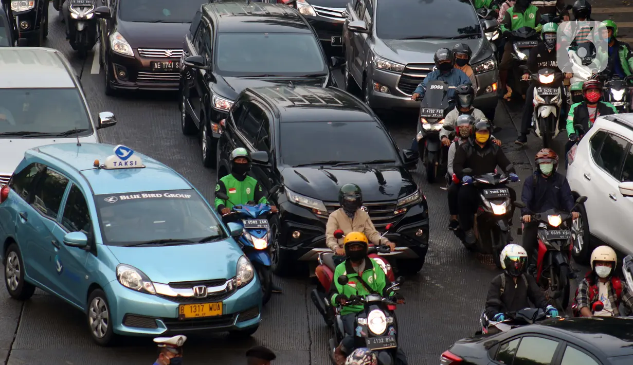Sejumlah pengendara terjebak kemacetan pengalihan arus lalu lintas di sekitar Jalan Gatot Subroto dekat Gedung MPR/DPR/DPD RI, Rabu (24/6/2020). Sebagian arus lalu lintas yang mengarah Gedung MPR/DPR/DPD RI dialihkan akibat adanya aksi unjuk rasa menentang RUU HIP. (Liputan6.com/Helmi Fithriansyah)
