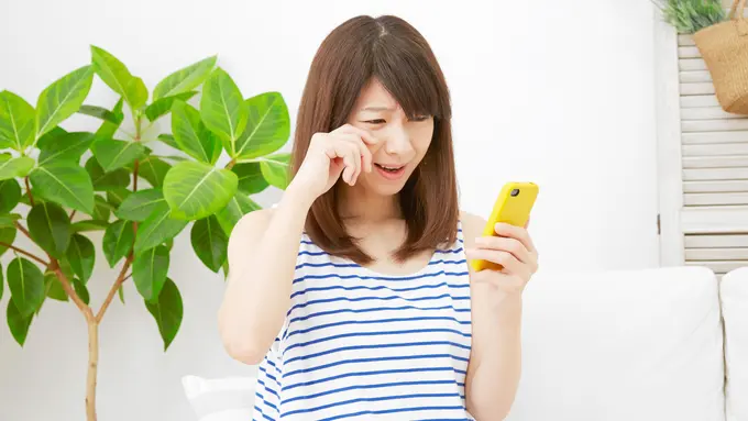 perempuan menangis sedih