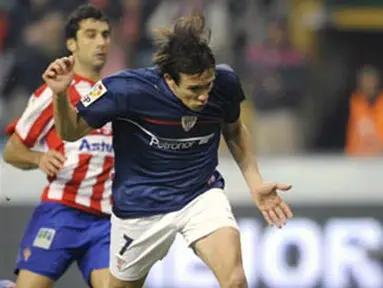Athletic Bilbao's David Lopez heads the ball to score 2nd goal against Sporting Gijon during their Spanish King&acute;s Cup quarter final 2nd leg match at Molinon Stadium in Gijon, on January 28, 2009. AFP PHOTO/MIGUEL RIOPA