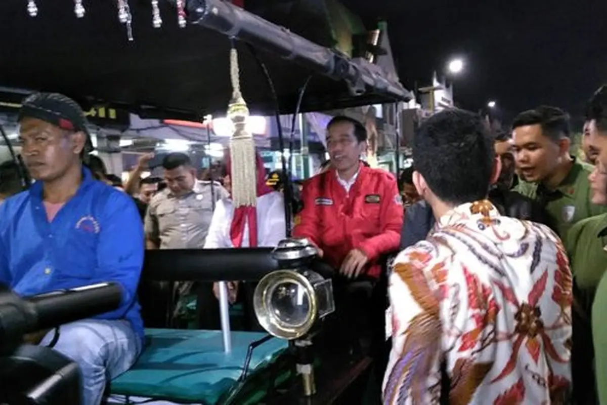 Presiden Jokowi berkunjung ke Yogyakarta, Kamis, 27 September 2018 malam. Dalam kunjungannya, Jokowi menyempatkan diri untuk singgah di Jalan Malioboro. (@Merdeka.com)